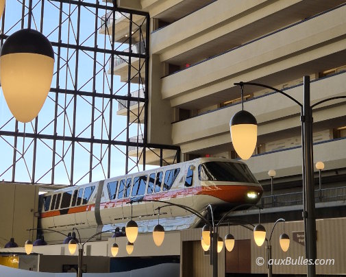 Le monorail traverse le majestueux hall cathédrale du Disney's Contemporary Resort Le monorail traverse le majestueux hall cathédrale du Disney's Contemporary Resort