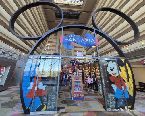 La boutique de souvenirs Disney dans le hall cathédral du Disney's Contemporary Resort La boutique de souvenirs Disney dans le hall cathédral du Disney's Contemporary Resort