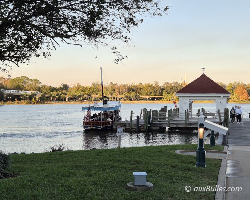 Le quai d'embarquement du Disney's Grand Floridian pour rejoindre Magic Kingdom par bateau Le quai d'embarquement du Disney's Grand Floridian pour rejoindre Magic Kingdom par bateau
