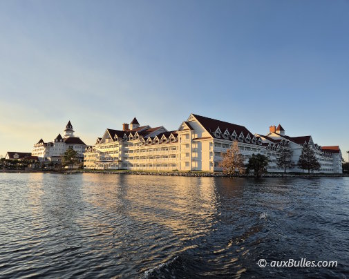Une vue extérieure du Disney's Grand Floridian depuis le lac Une vue extérieure du Disney's Grand Floridian depuis le lac