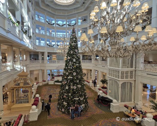 Le sapin de Noël monumental dans le hall central du Disney's Grand Floridian Resort Le sapin de Noël monumental dans le hall central du Disney's Grand Floridian Resort