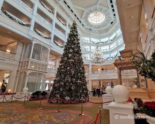 Au pied du sapin de Noël monumental dans le hall central du Disney's Grand Floridian Resort Au pied du sapin de Noël monumental dans le hall central du Disney's Grand Floridian Resort