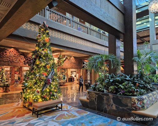 Le sapin de Noël dans le hall central du Disney's Polynesian Village Resort Le sapin de Noël dans le hall central du Disney's Polynesian Village Resort