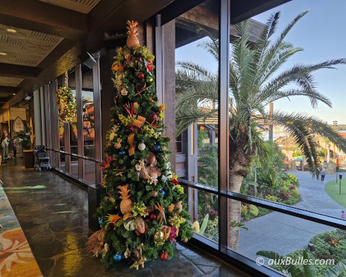 Le sapin de Noël dans le hall central du Disney's Polynesian Village Resort Le sapin de Noël dans le hall central du Disney's Polynesian Village Resort