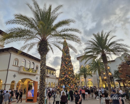 Profitez de l'ambiance féérique à Disney Springs avec son sapin de Noël illuminé Profitez de l'ambiance féérique à Disney Springs avec son sapin de Noël illuminé