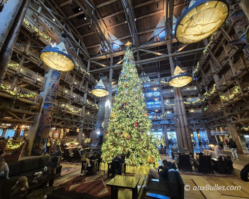 Le sapin de Noël trône majestueusement dans le hall cathédrale en bois du Disney's Wilderness Lodge Le sapin de Noël trône majestueusement dans le hall cathédrale en bois du Disney's Wilderness Lodge