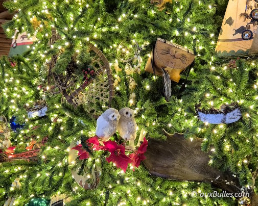 Décoré dans un style montagnard, le sapin de Noël nous transporte au cœur d'une féerie hivernale Décoré dans un style montagnard, le sapin de Noël nous transporte au cœur d'une féerie hivernale