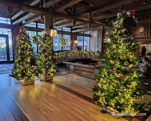 De plus petits sapins de Noël viennent ponctuer tout le hall du Disney's Wilderness Lodge De plus petits sapins de Noël viennent ponctuer tout le hall du Disney's Wilderness Lodge