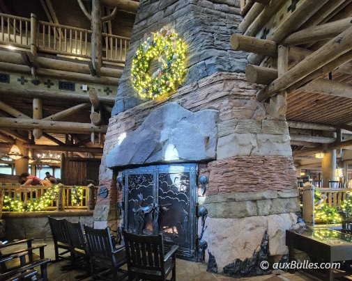 Vous serez envoûtés par l'ambiance montagnarde américaine avec son énorme cheminée Vous serez envoûtés par l'ambiance montagnarde américaine avec son énorme cheminée