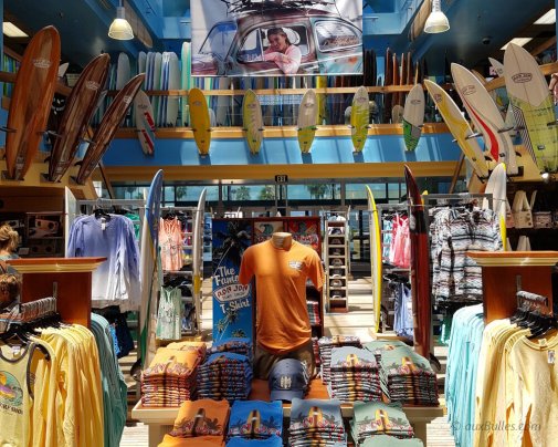 L'intérieur magasin de surf Ron Jon à Cocoa Beach