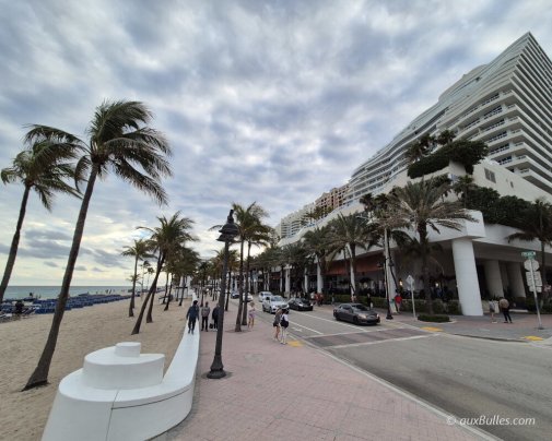 Le boulevard qui borde les plages de Fort Lauderdale avec ses boutiques et ses hôtels comme le Ritz-Carlton