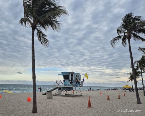 Les plages de Fort Lauderdale et notamment la plage de Las Olas avec son sable blanc, ses palmiers et ses cabanes colorées de sauveteurs