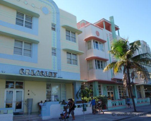 Les petits hublots factices cerclés de néons en partie haute de la façade donnent à l'hotel Crescent un air de bateau à vapeur