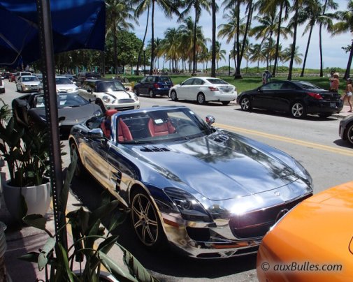 Une Mercedes SLS AMG avec sa carosserie argentée comme un mirroir Une Mercedes SLS AMG avec sa carosserie argentée comme un mirroir