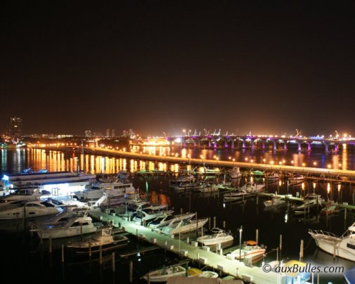 En arrière plan, le Mac Arthur Causeway se pare de violet à la nuit tombée ! En arrière plan, le Mac Arthur Causeway se pare de violet à la nuit tombée !
