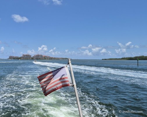 L'île de Fisher au loin avec le banc de sable de Fisherman's Channel à l'entrée de la baie de Biscayne