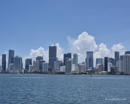 La skyline de Miami avec ses gratte-ciel scintillant au soleil