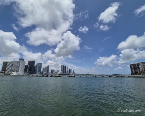 Les îles Vénitiennes sont reliées à l'ouest à la ville de Miami par le pont 'West Venetian Causeway'