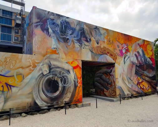 Une fresque haute en couleur à Wynwood, l'un des plus grands musées de street art à ciel ouvert au monde