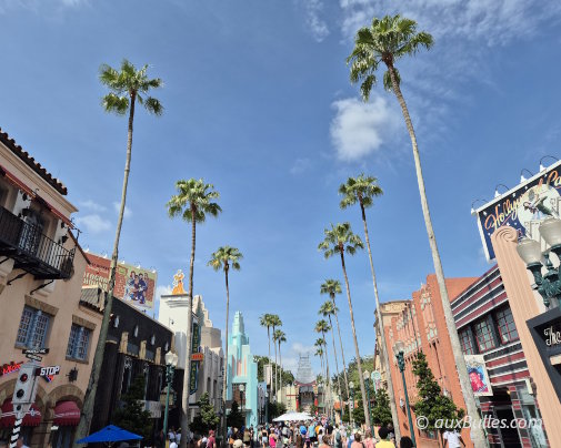 Hollywood Boulevard vous transporte dans le glamour des années 30 avec ses façades Art déco