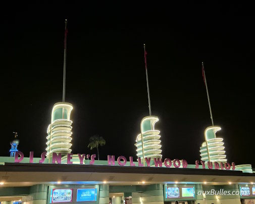 L'entrée du parc à thème de Disney Hollywood Studios à la tombée de la nuit