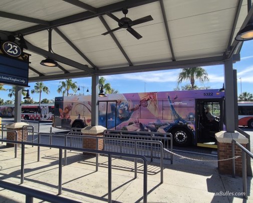 Un bus au couleur du film Ratatouille au terminal des bus de Disney à Disney Springs