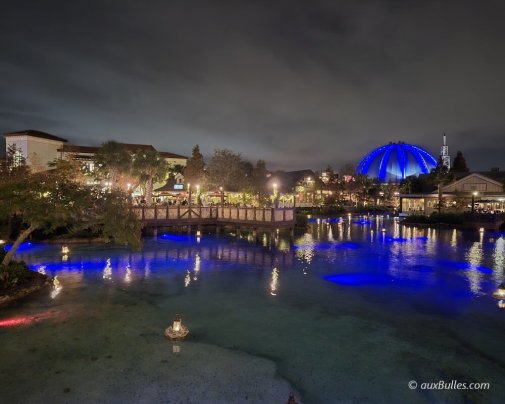 A la tombée de la nuit, Disney Springs s'illumine