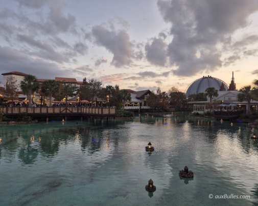 Profitez d'une balade au bord de l'eau à la tombée de la nuit à Disney Springs