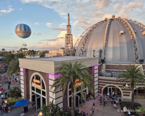Planet Hollywood avec l'Aérophile en fond dans le ciel