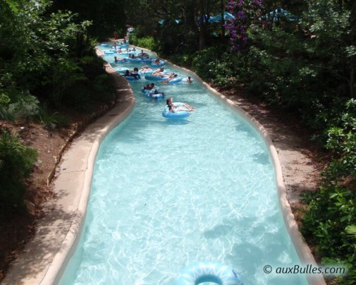 La rivière aquatique serpente tout autour du parc de Blizzard Beach