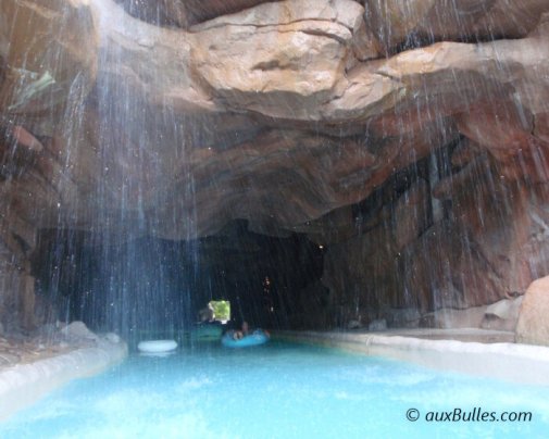 La rivière est autant un espace de farniente qu'un moyen de transport pour explorer le parc aquatique