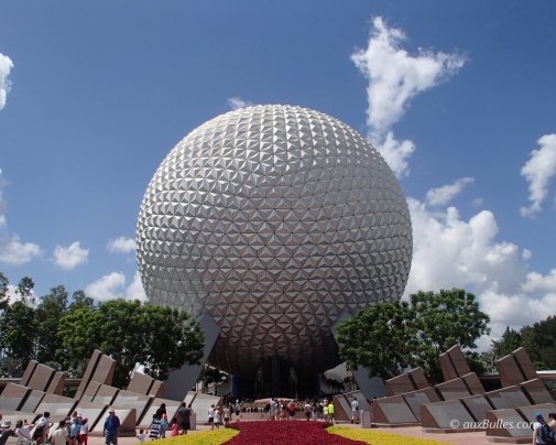 Le parc d'attraction d'EPCOT de Disney à Orlando en Floride, avec la géode Spaceship Earth comme emblème, vous emmène dans un environnement futuriste !