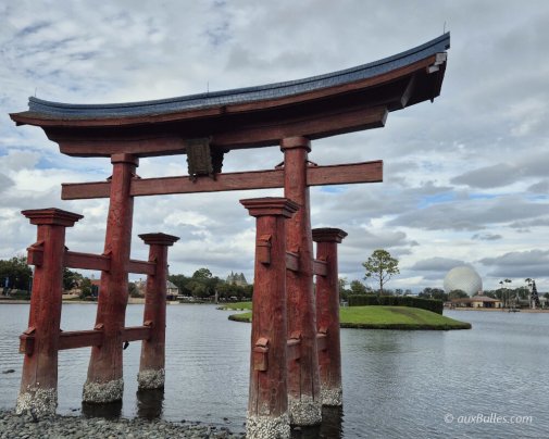 Une vue de la géode 'Spaceship Earth' depuis le pavillon du Japon
