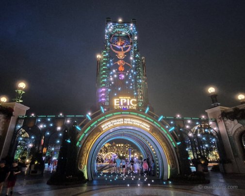 L'entrée du parc à thème d'Universal Epic Universe à la tombée de la nuit