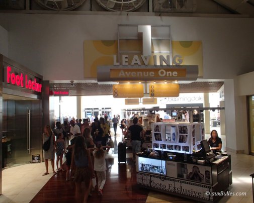 L'Avenue One vous emmène faire votre shopping à travers les boutiques d'usine de Sawgrass Mills