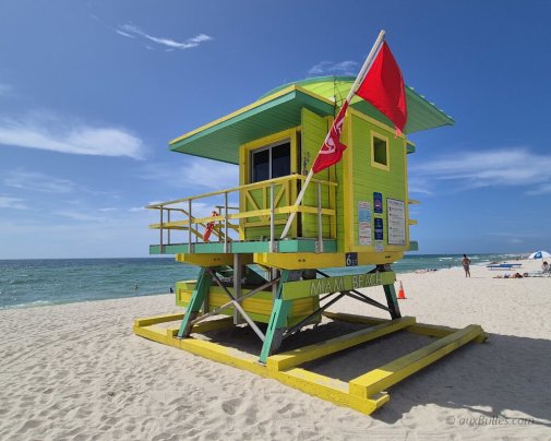 Sous le soleil de Miami, les cabanes de sauveteurs colorées veillent sur les plages de sable blanc, un véritable emblème de South Beach