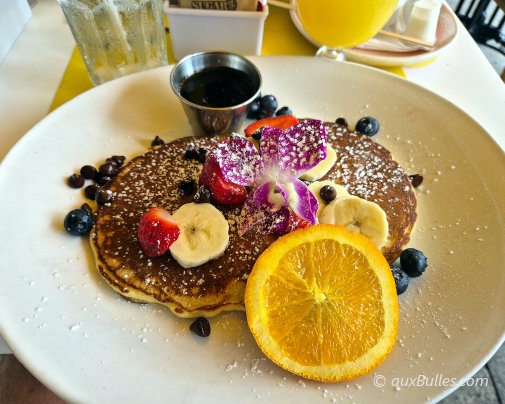 Profitez du calme d'Ocean Drive aux premières heures de la journée en savourant des pancakes face à l'océan