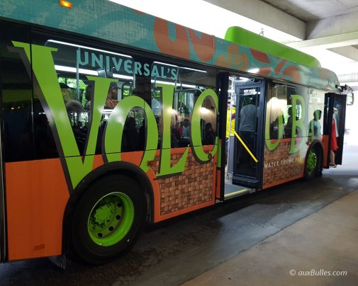 Le bus pour se rendre au parc aquatique de Volcano Bay à partir depuis les parkings d'Universal dans le centre-ville d'Orlando