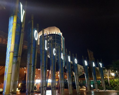 L'entrée du parc aquatique de Volcano Bay à la tombée de la nuit