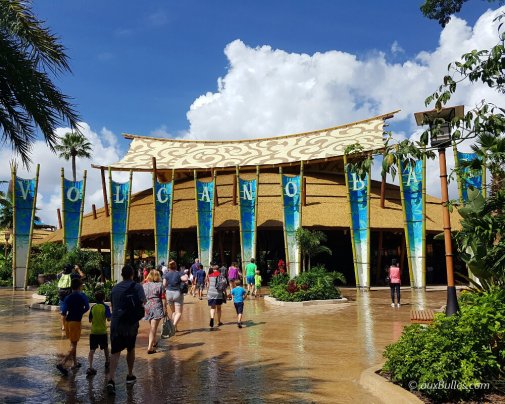 Impatient d'entrer dans le parc aquatique de Volcano Bay !
