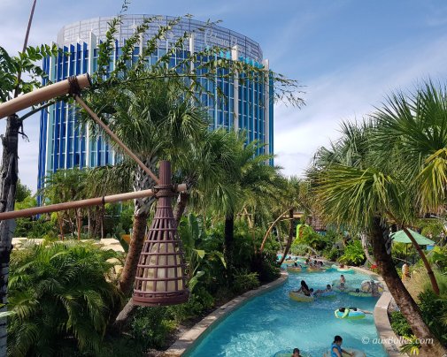 L'hôtel Cabana Bay et la rivière TeAwa The Fearless River qui serpente à travers tout le parc de Volcano Bay et de sa végétation luxuriante