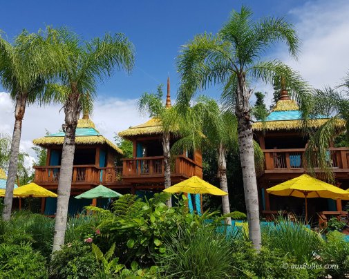 Des paillotes dans la végétation luxuriante pour une ambiance cocooning !