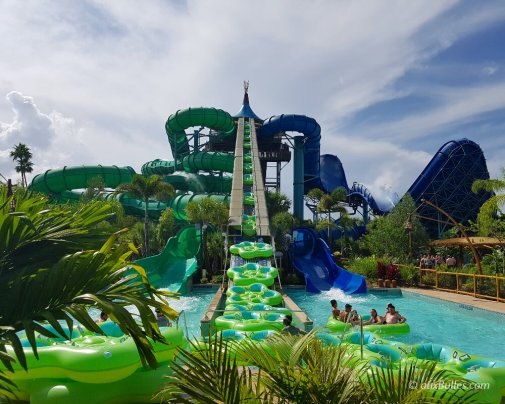 Prenez place dans les bouées 5 places des toboggans Honu et ika Moana dans le River Village de Volcano Bay