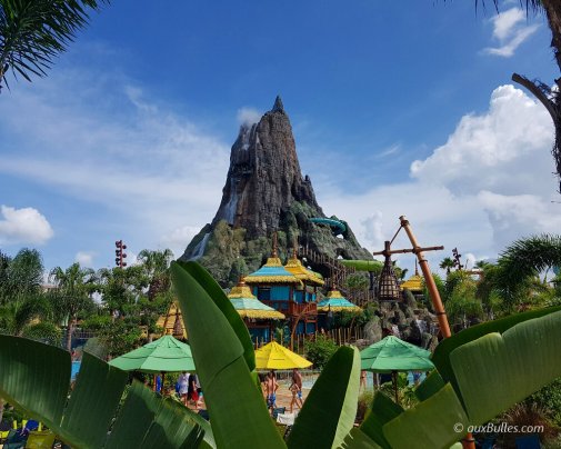Le volcan avec sa végétation tropicale luxuriante