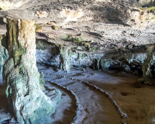 La grotte de Fontein, célèbre pour ses pétroglyphes et ses peintures rupestres amérindiennes, dans le parc national d'Arikok à Aruba