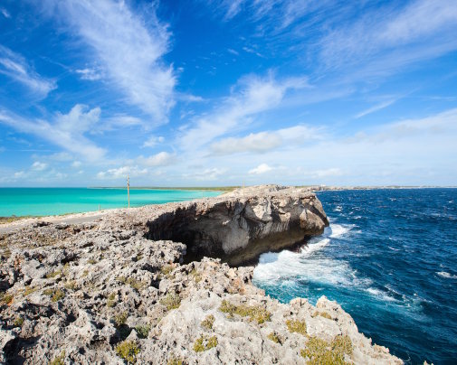Le Glass Window Bridge, où l'océan Atlantique rencontre les eaux turquoise des Caraïbes à Eleuthera