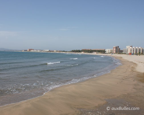 La grande plage de sable fin de L'Estartit sur la Costa Brava, face aux îles Medes