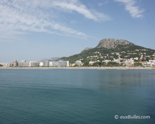 La vaste plage de sable de L'Estartit, dominée par le massif de Roca Maura