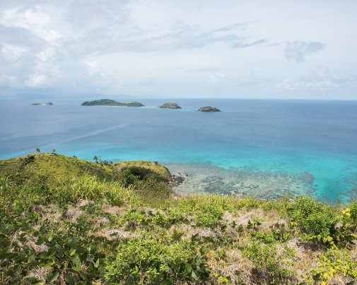 Vue vers le sud depuis l'île de Dravuni, aux Fidji, sur le lagon du Great Astrolabe Reef avec au large, de gauche à droite, l'île de Qasibale, l'île de Namara et deux îlots