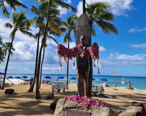 La statue de Duke Kahanamoku sur la plage de Waikiki rend hommage au père du surf moderne